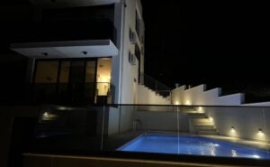 Apartments-Aussenansicht mit Pool