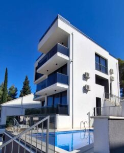 Apartments-Aussenansicht mit Pool